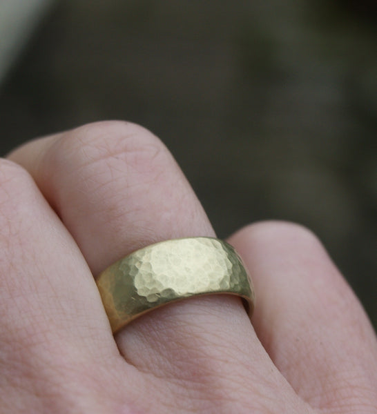 18ct gold wide hammered band