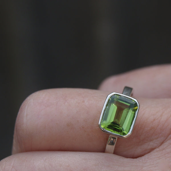 Peridot ring in recycled white gold