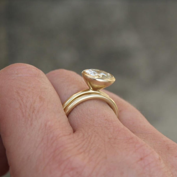 18ct recycled gold moissanite ring set
