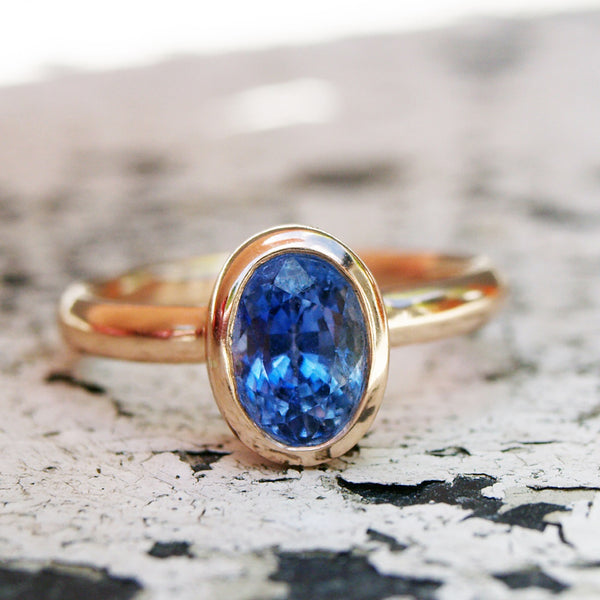 Cornflower blue sapphire ring in rose gold