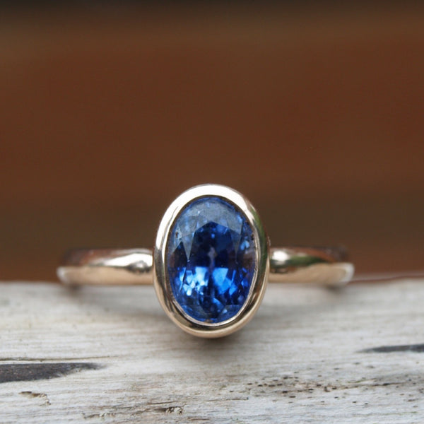 Cornflower blue sapphire ring in rose gold