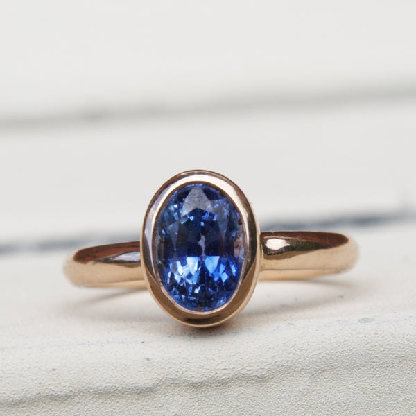 Cornflower blue sapphire ring in rose gold