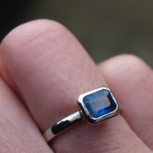 Recycled platinum 1ct sapphire ring