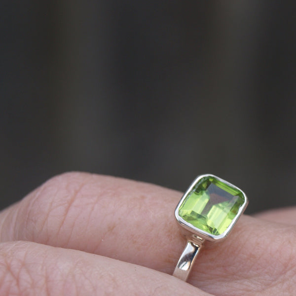 Peridot ring in recycled white gold