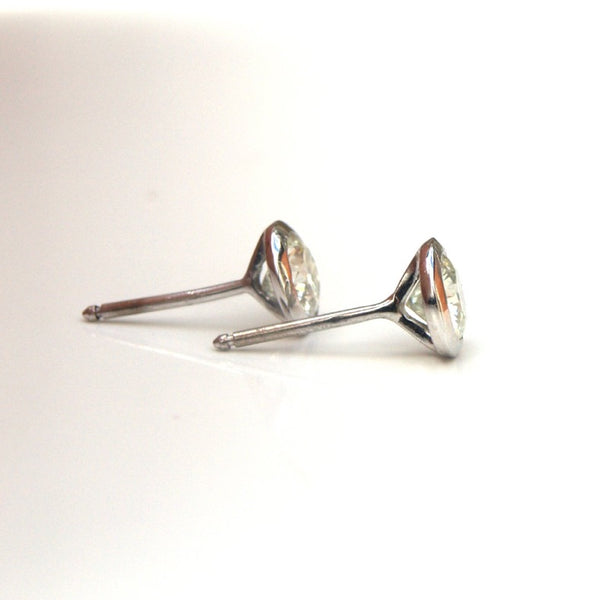 18ct white gold martini style moissanite earrings