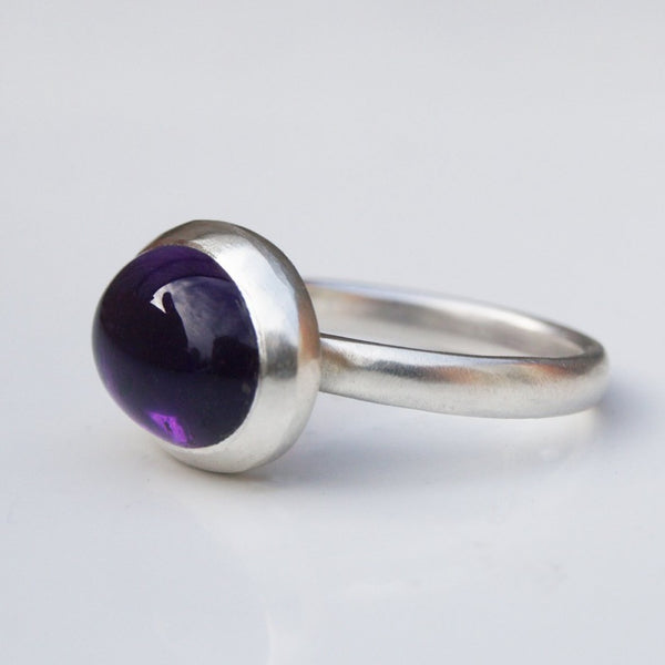 Silver amethyst cabochon ring