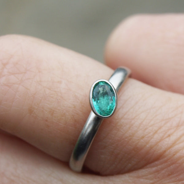 Platinum ring set with emerald or sapphire