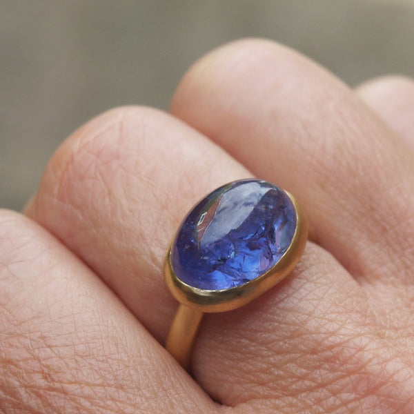 Cabachon tanzanite ring in recycled gold